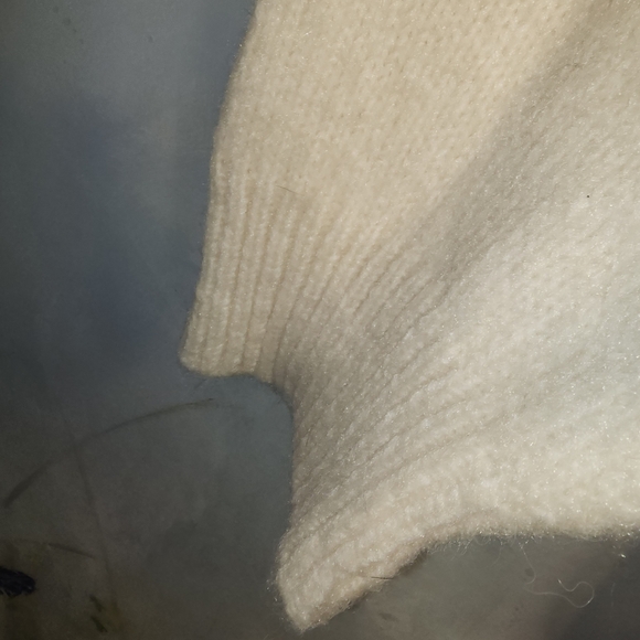 Vintage-Inspired White Oversized Long Sleeve Sweater - Picture 5 of 10